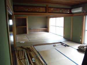 続き間の和室をＬＤＫへと模様替えしました。写真の手前に映っている手摺は再利用しました。