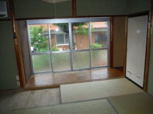 和室の位置はそのままに縁側を畳スペースに取り込み大きさを広げます。