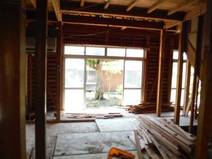 断熱材が入っていなかったので断熱材が吹付出来るように内壁を壊します。