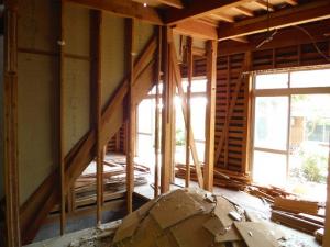 使用できる柱や間柱を傷めないように丁寧に手作業で解体を進めます。