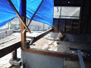 ジャッキで家上げを行い、鉄筋入りの新たな基礎を打ち繋いでいきます。