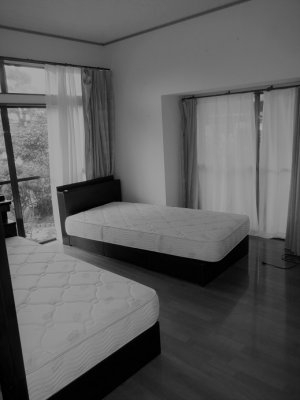 窓にかぶってしまっていたベッド