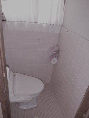 奥行きの狭いトイレ