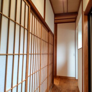 修繕した掃き出し窓で廊下も明るくなりました。