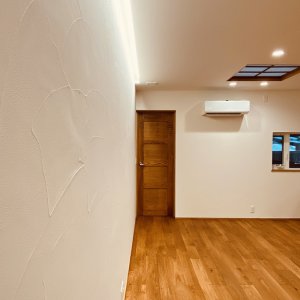 照明に照らされ塗り壁の陰影が映えます。