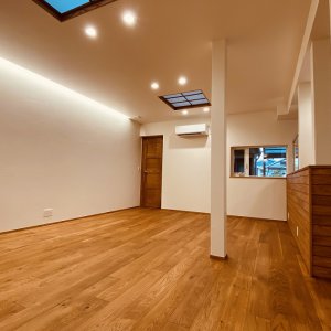 大きな壁面を照らす間接照明
