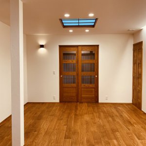 ブラケット照明のコーナーにはお気に入りの家具が置かれます。