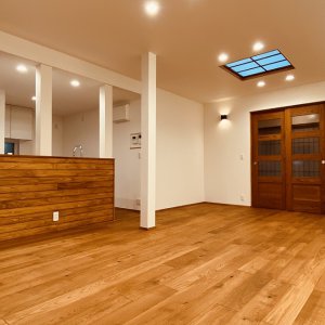 木部の茶色と塗り壁の白で統一