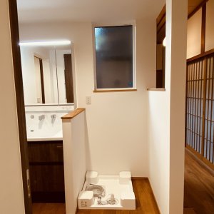 洗面の右手には洗濯機が設置されます。